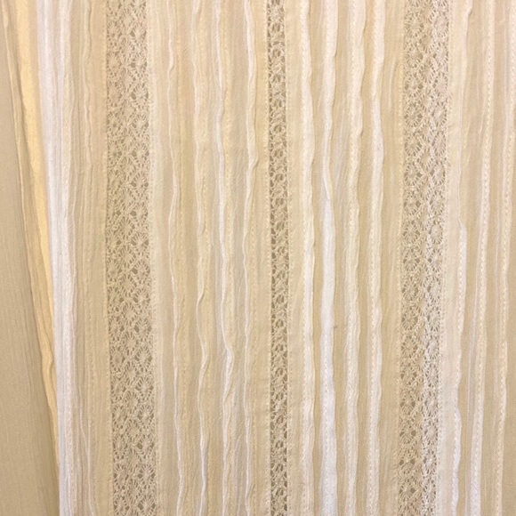 Semi-sheer top with lace detail - Picture 4 of 6